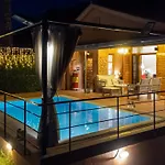别墅 Cozy Small Smart With Private Pool Mikri Mantineia 卡拉马塔