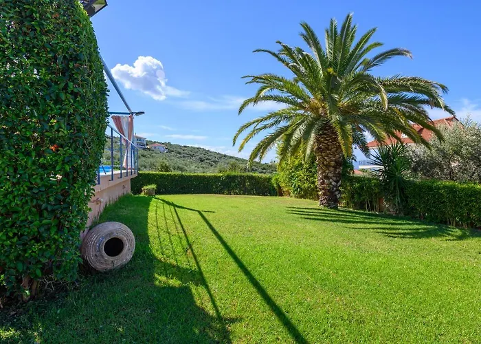 Cozy Small Smart With Private Pool Mikri Mantineia * Calamata